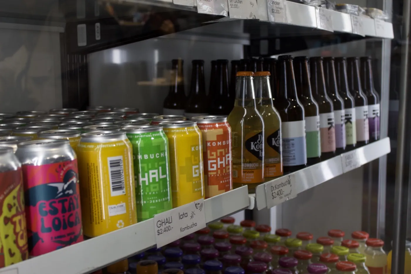 Vitrina de bebidas fermentadas y jugos