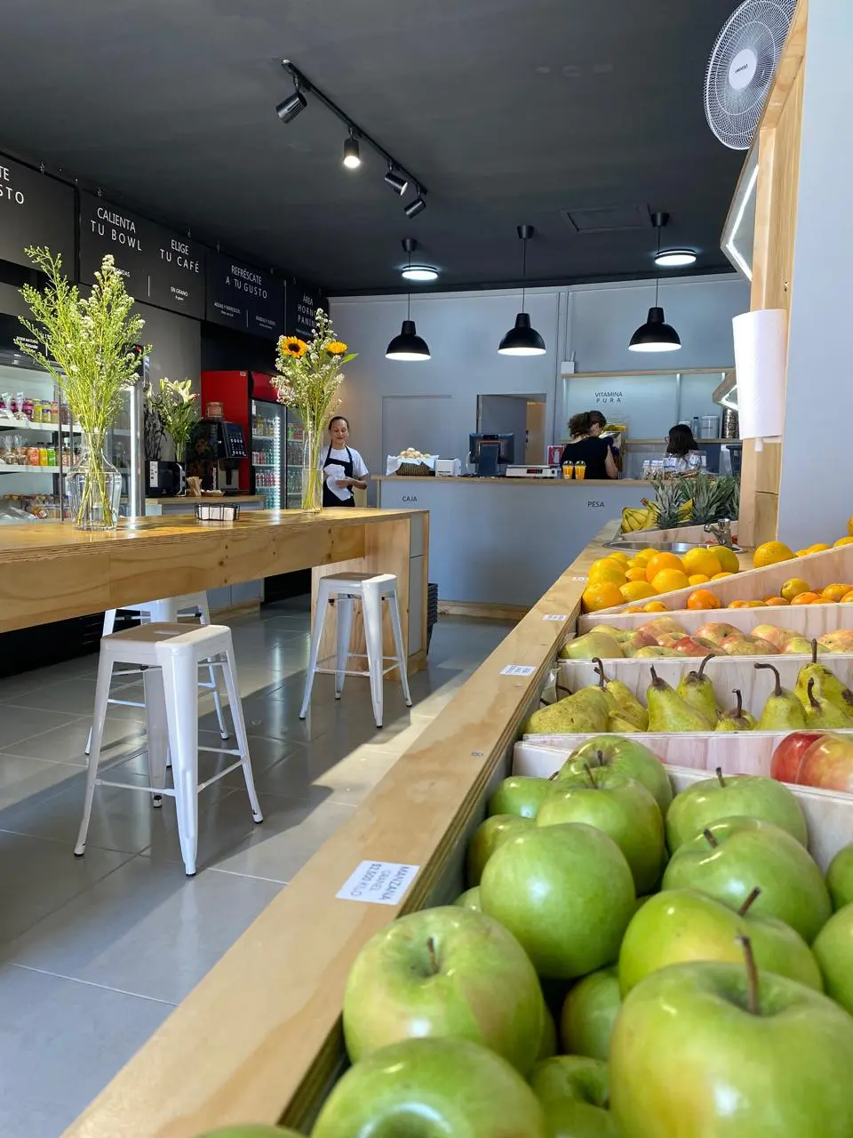 Mesón de fruta fresca en el local