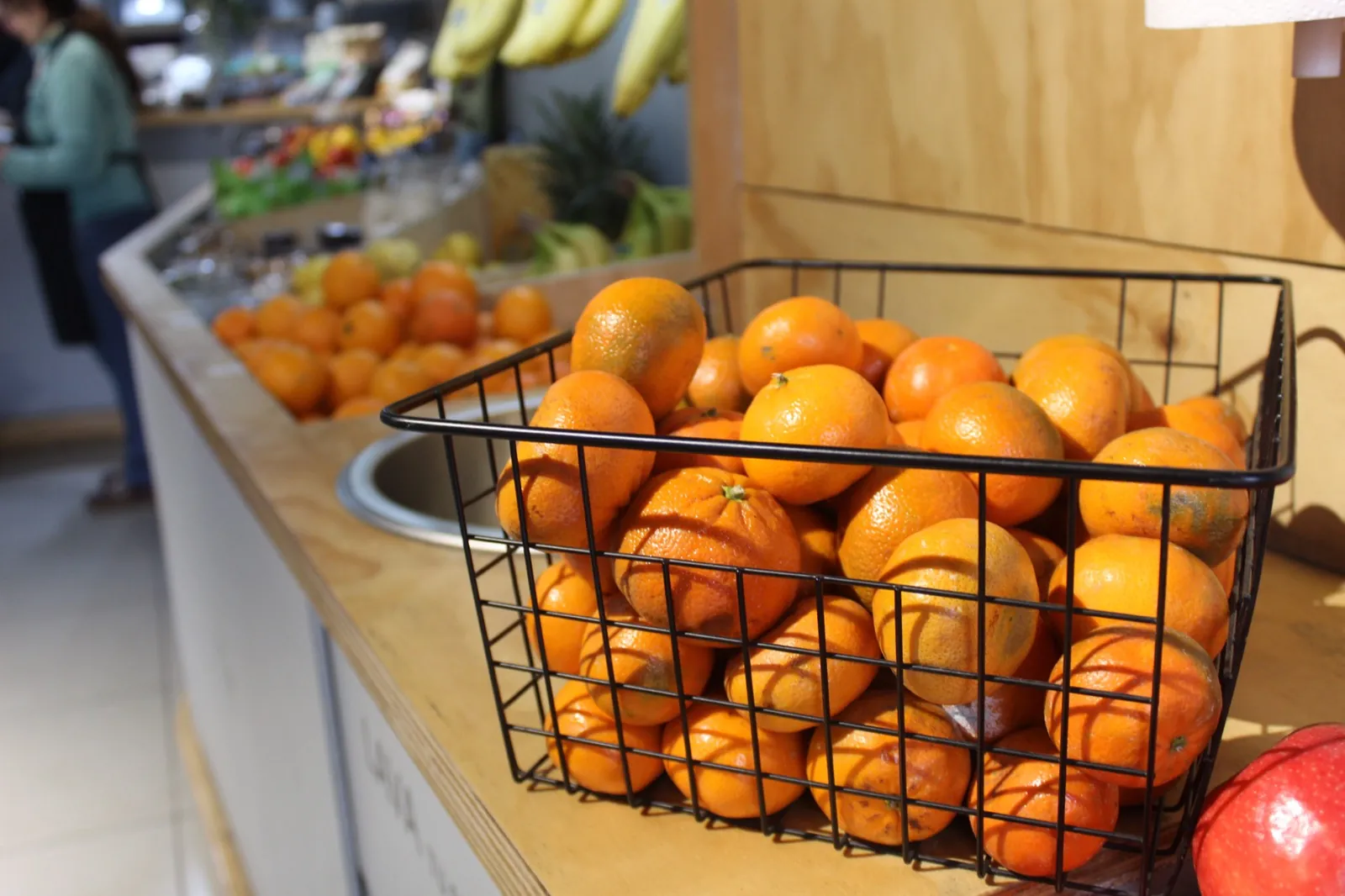 Canasto de naranjas frescas