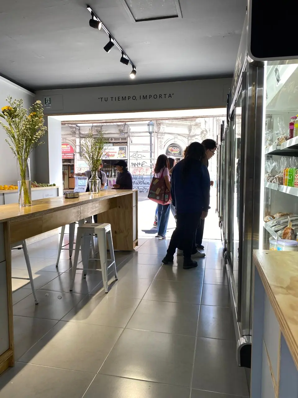 Clientes en el local de Código Verde