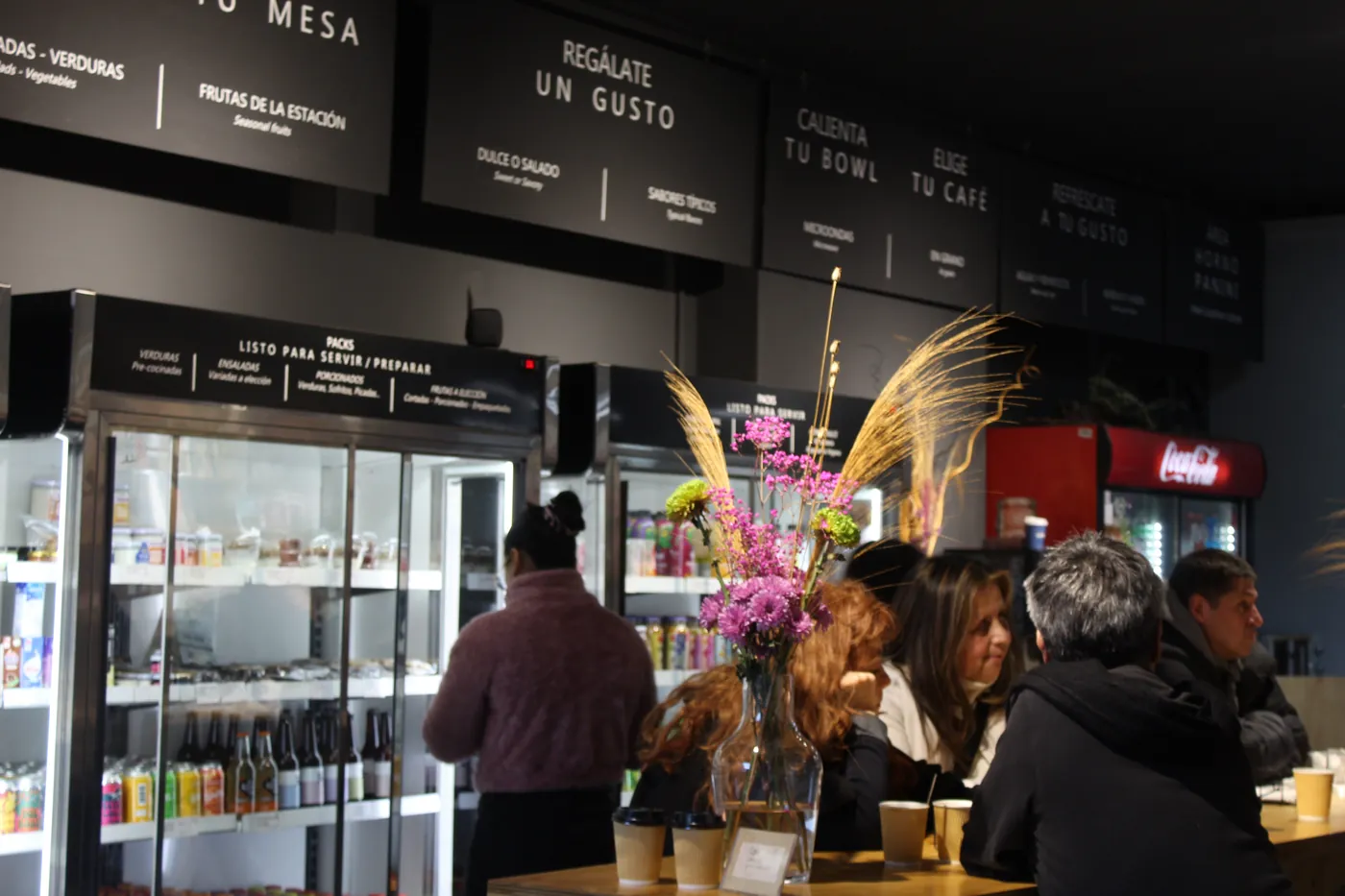 Clientes en los mesones del local