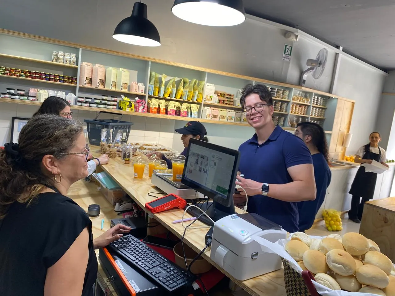 Cliente siendo atendido en el mesón de Código Verde